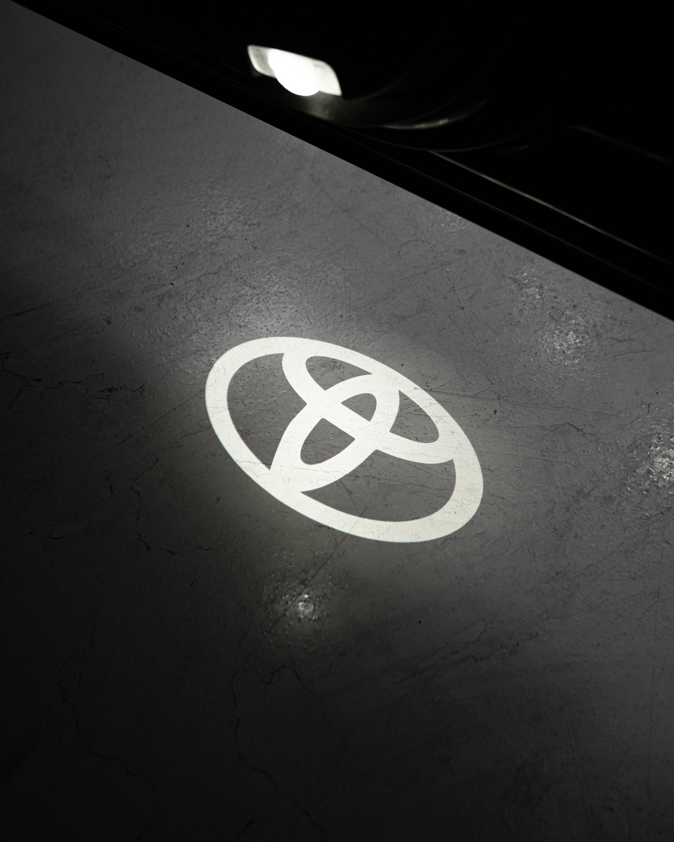LED LOGO DOOR LIGHTS : TOYOTA - iilumo