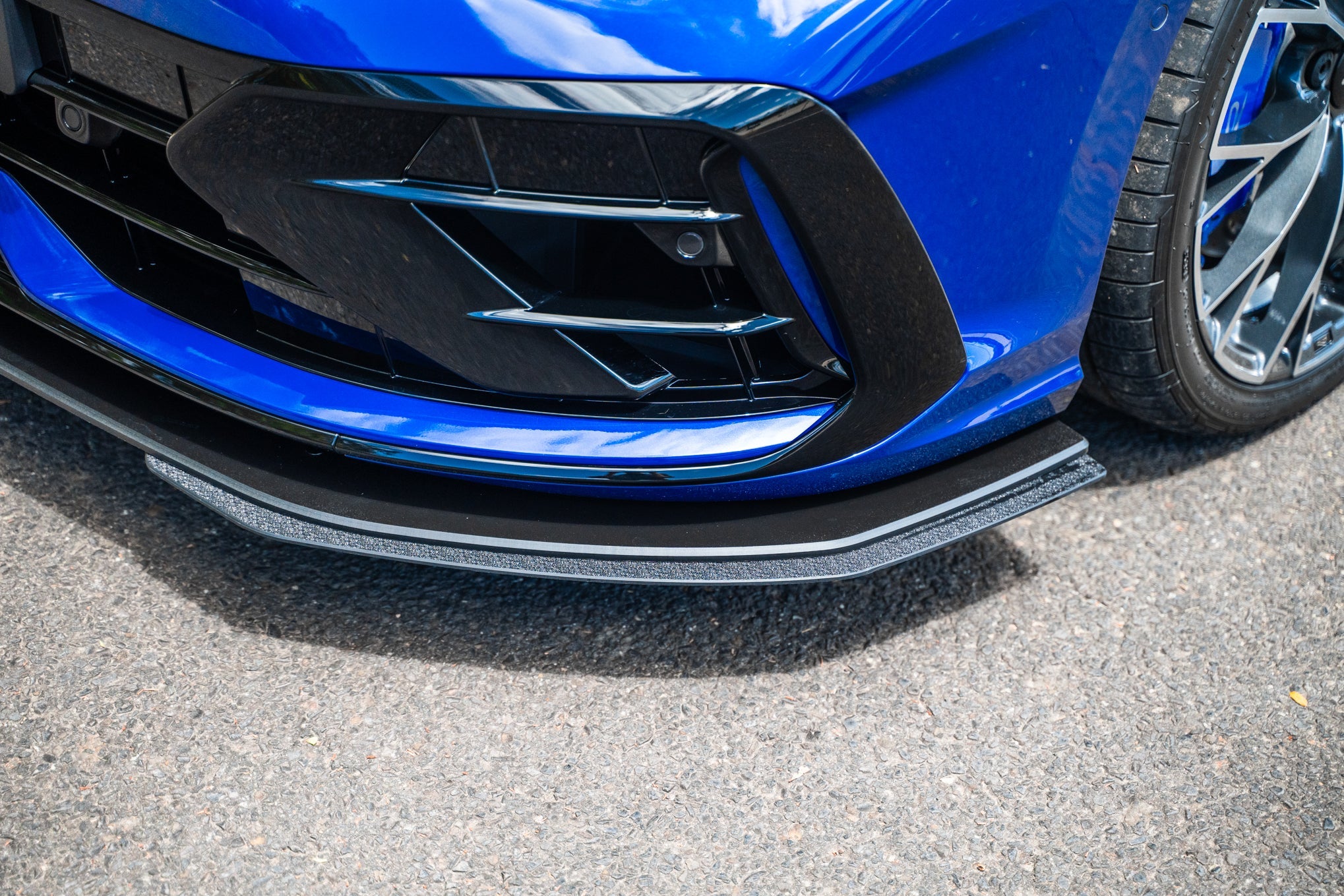Flow Designs MK8.5 Golf R Front Lip Splitter Extensions (Pair) - iilumolab