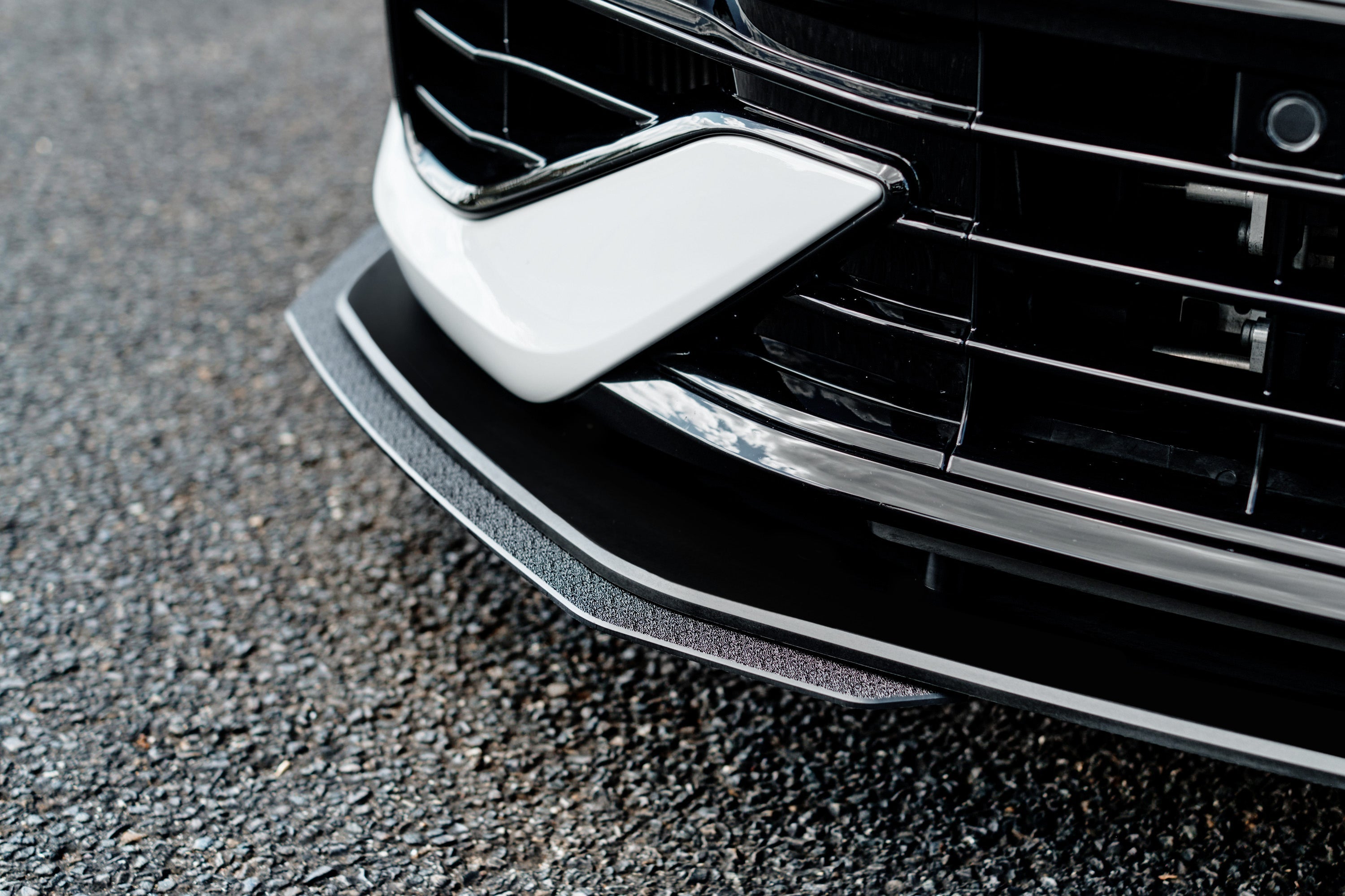 Flow Designs MK8 Golf R Chassis Mounted Front Lip Splitter - iilumolab