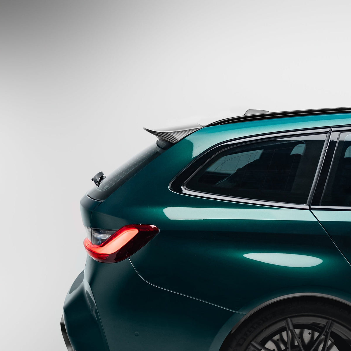 M-Performance Style Pre Pregged Dry Carbon Roof Spoiler for BMW 3 Series G21 / M3 G81 Wagon 2019+