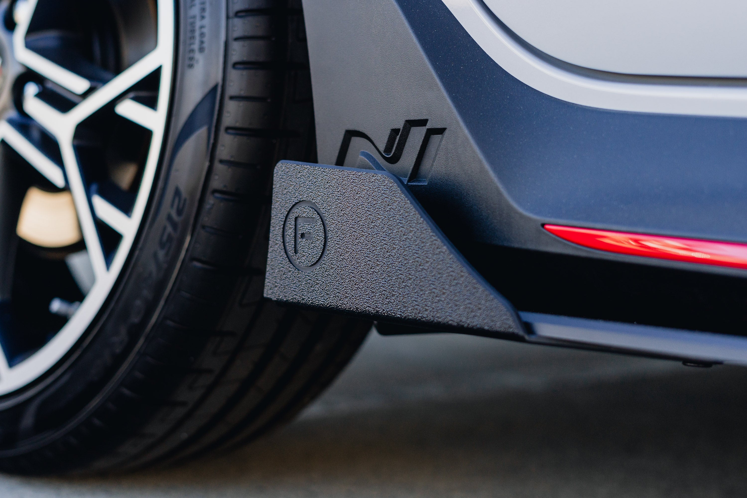 Flow Designs EX-DISPLAY - i20 N BC3 Pre-Facelift / Facelift - Side Skirt Splitters (Pair) - GLOSS BLACK - iilumolab