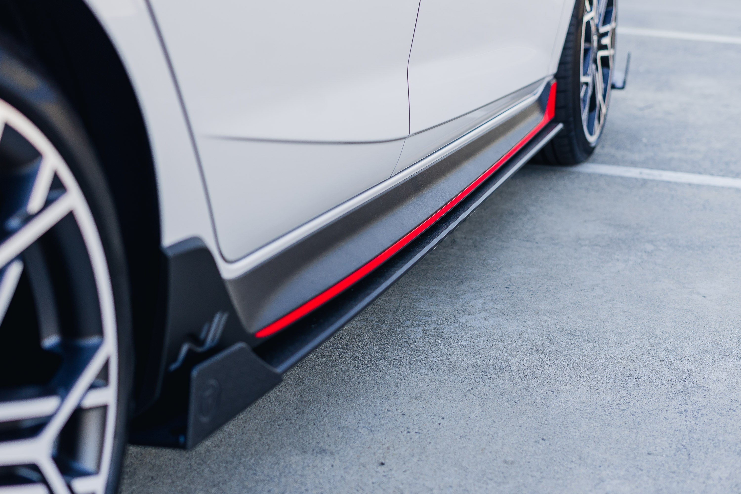 Flow Designs EX-DISPLAY - i20 N BC3 Pre-Facelift / Facelift - Side Skirt Splitters (Pair) - GLOSS BLACK - iilumolab