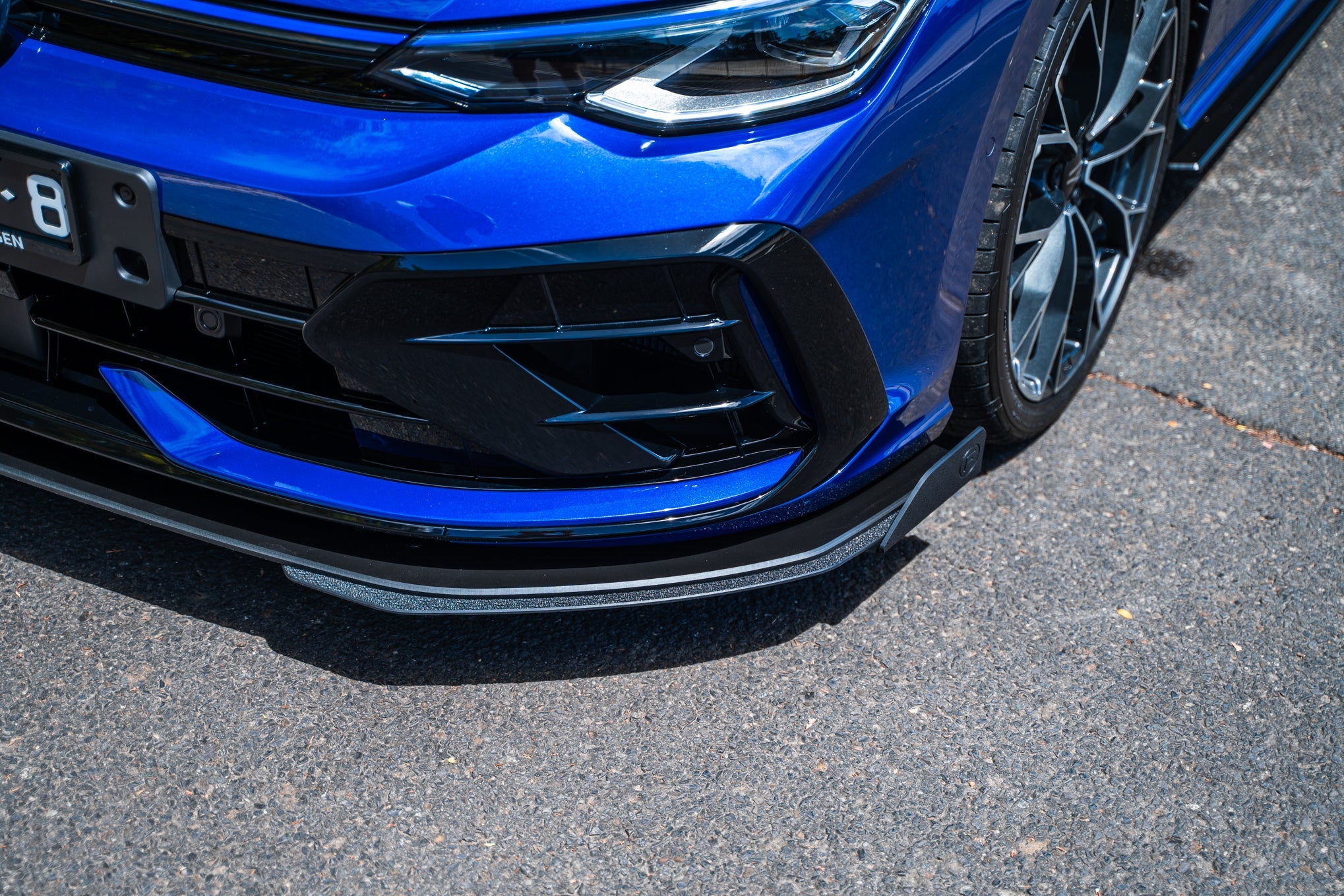 Flow Designs MK8.5 Golf R Chassis Mounted Front Lip Splitter - iilumolab