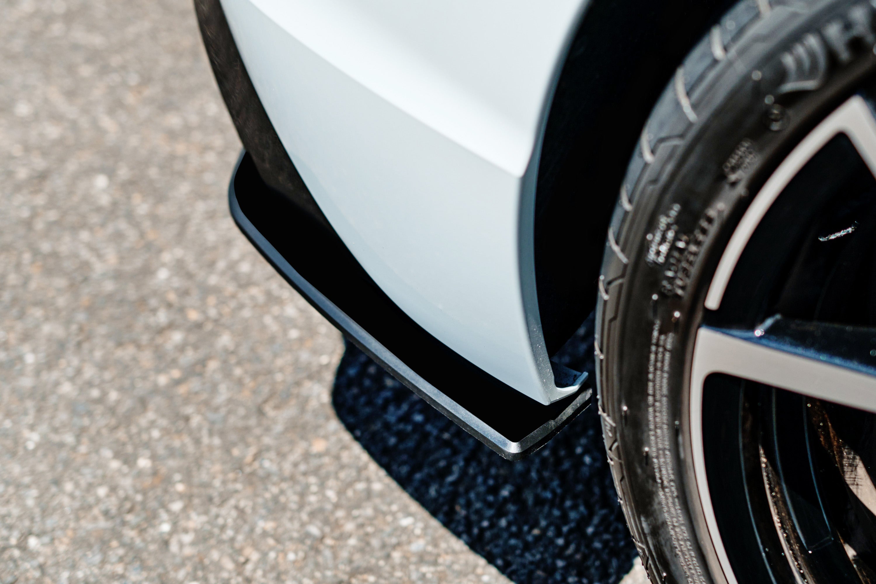 Flow Designs EX-DISPLAY - MK8 Golf R Rear Spats (Pair) - GLOSS BLACK - iilumolab
